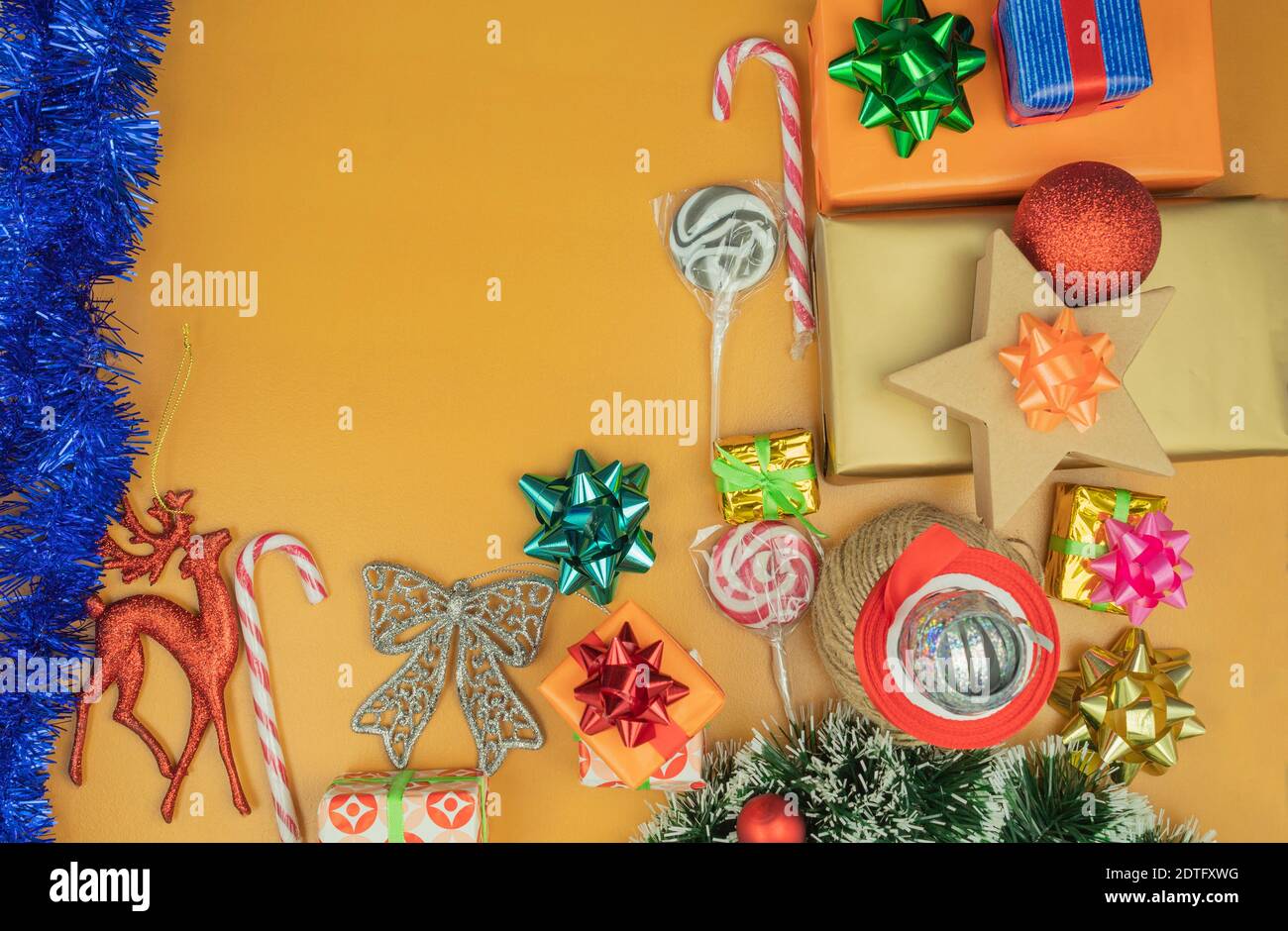 Emballer les cadeaux à la main dans du papier cadeau sur la table comme arrière-plan ou vierge. Emballage cadeau pour noël ou nouvel an, vue du dessus Banque D'Images