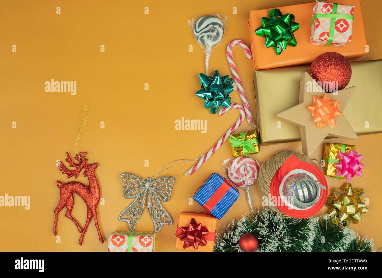 Emballer les cadeaux à la main dans du papier cadeau sur la table comme arrière-plan ou vierge. Emballage cadeau pour noël ou nouvel an, vue du dessus Banque D'Images