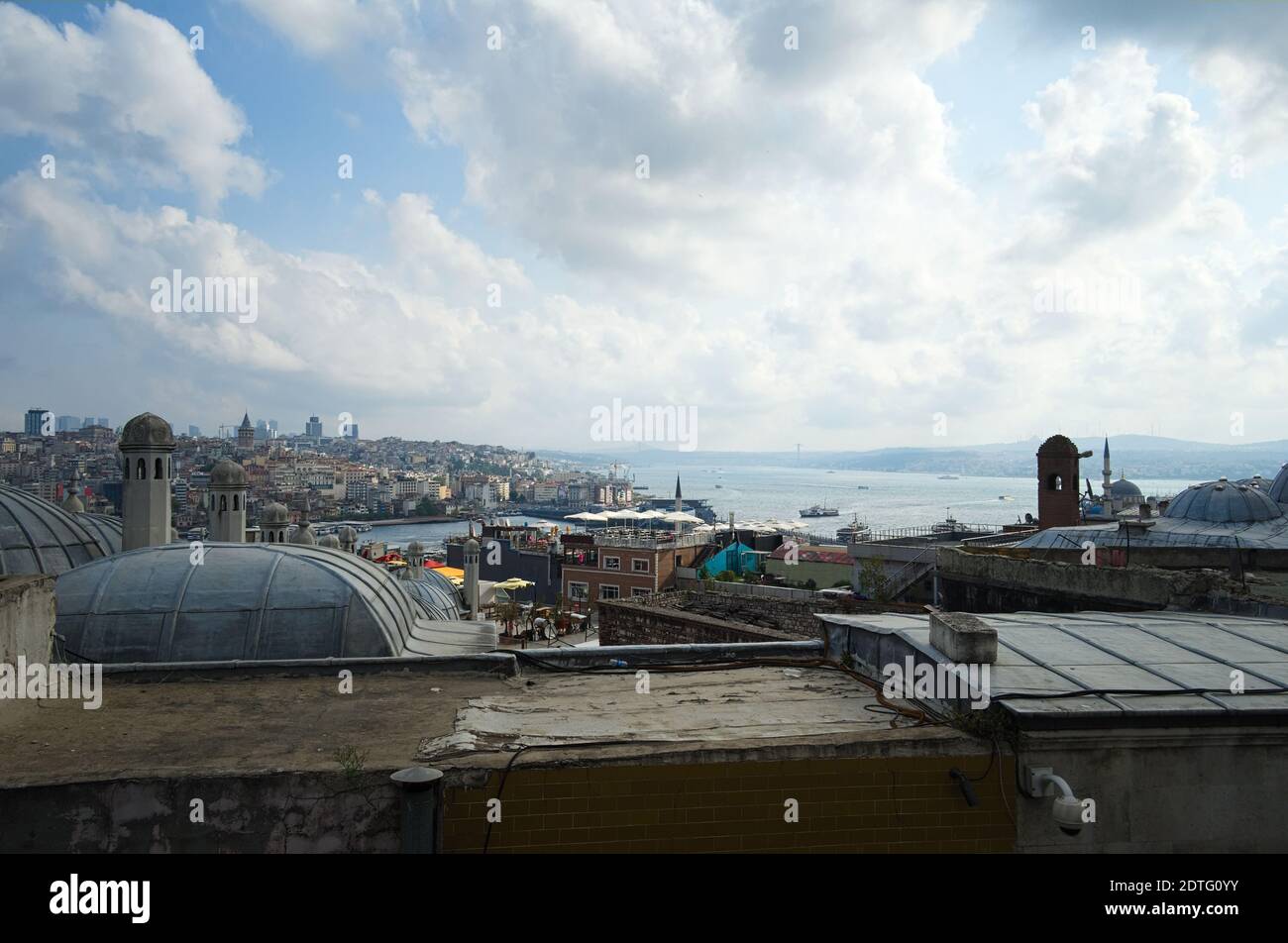 Partie européenne de la ville d'Istanbul avec tour de Galata et horizon urbain moderne à travers le Bosphore. Vue panoramique depuis la place de la mosquée Süleymaniye avec toit Banque D'Images