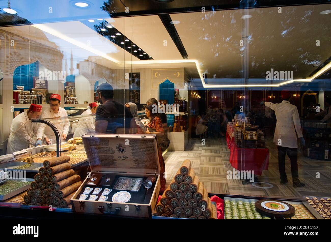 Istanbul, Turquie - septembre, 2018: Les gens qui choisissent le désert turc Baklava est confiserie boutique et café dans une fenêtre à Istanbul Banque D'Images