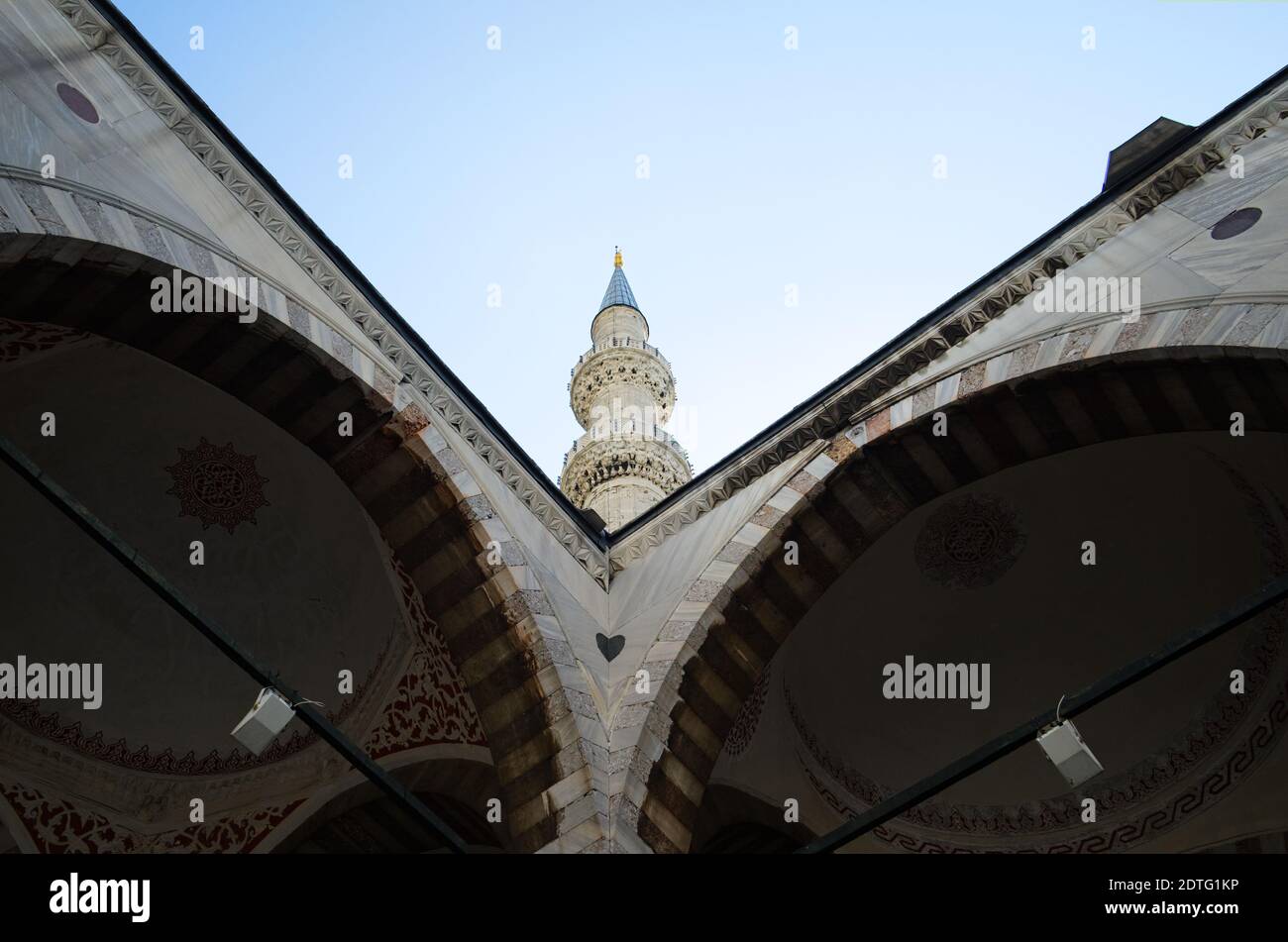 Tour de minaret de la Mosquée Bleue contre ciel bleu nuageux avec vue à angle bas. Istanbul, Turquie. Banque D'Images