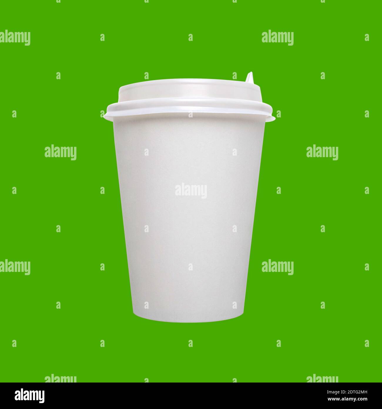 Tasse à café jetable en papier blanc avec couvercle en plastique isolé sur fond vert clair. Concept de maquette et modèle avec espace de copie et marque. Banque D'Images