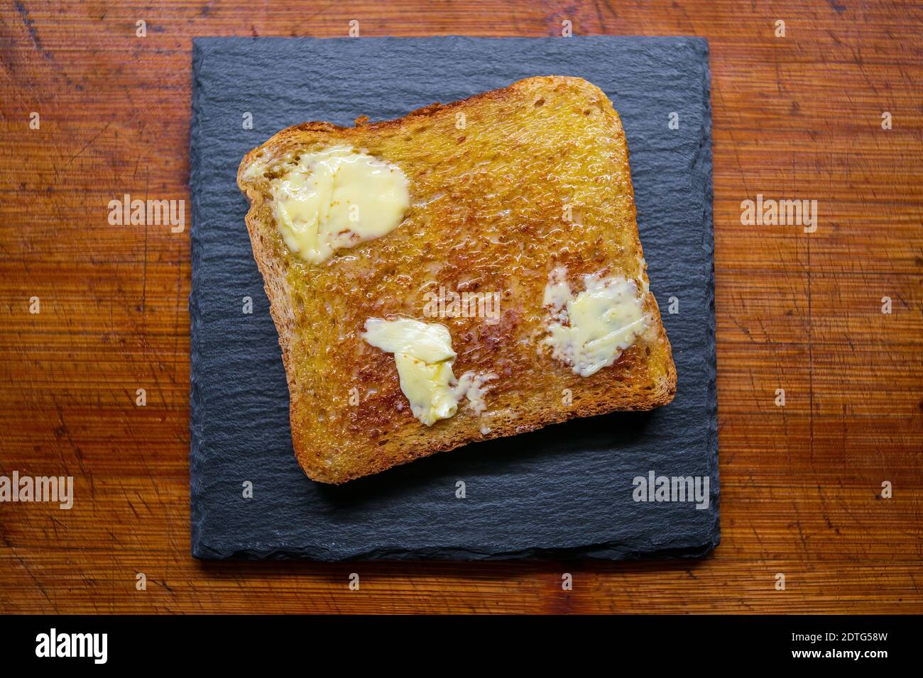 délicieux pain frais avec crème aux herbes pour le petit déjeuner Banque D'Images