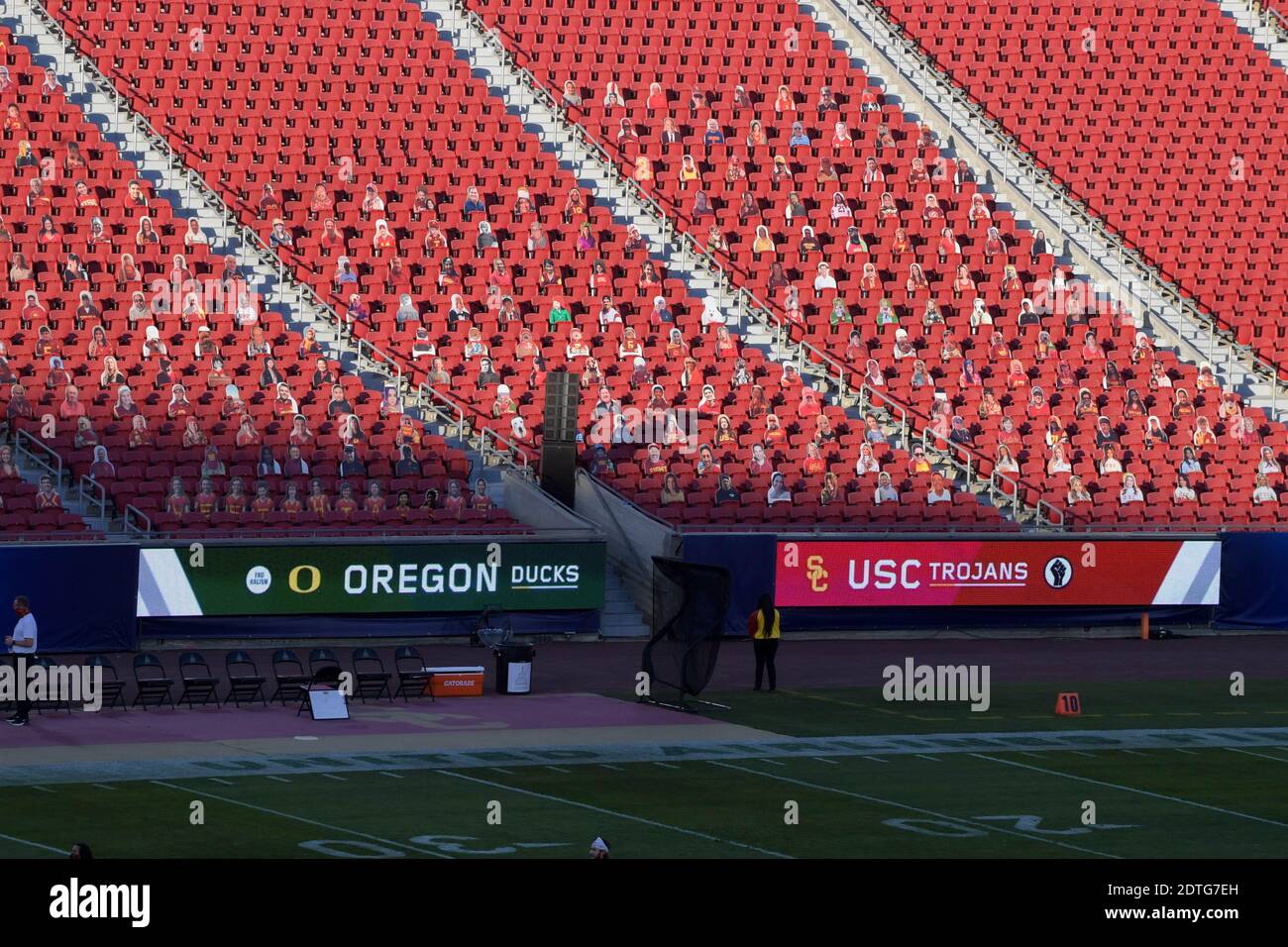 Des découpes de carton de fans sont vues avant un match de football de la NCAA entre les Canards de l'Oregon et les Trojans de Californie du Sud, le vendredi 18 décembre 202 Banque D'Images