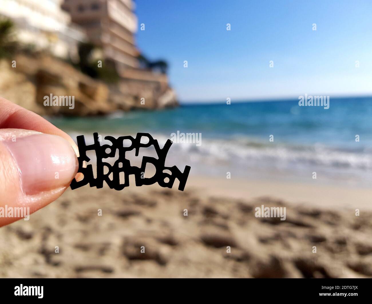 Gros Plan De La Main Tenant Le Texte Joyeux Anniversaire Contre Le Ciel Photo Stock Alamy