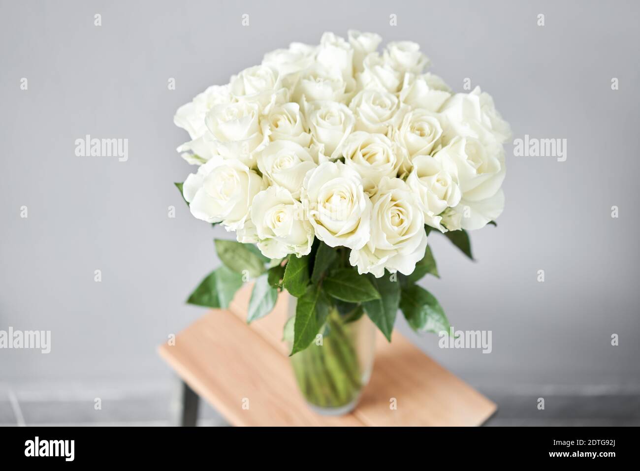 Rose blanche dans un vase . Arrière-plan d'été. Bouquet de roses présent  pour la Fête des mères. Photo de fleurs pour un catalogue de fleurs magasin  en ligne et de livraison Photo