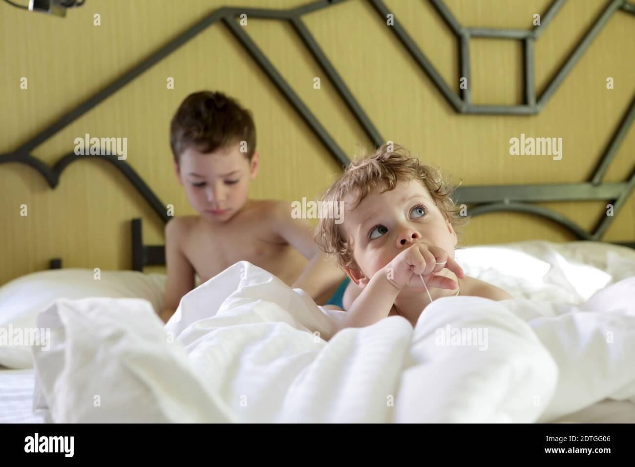 Portrait des frères au lit le matin Banque D'Images