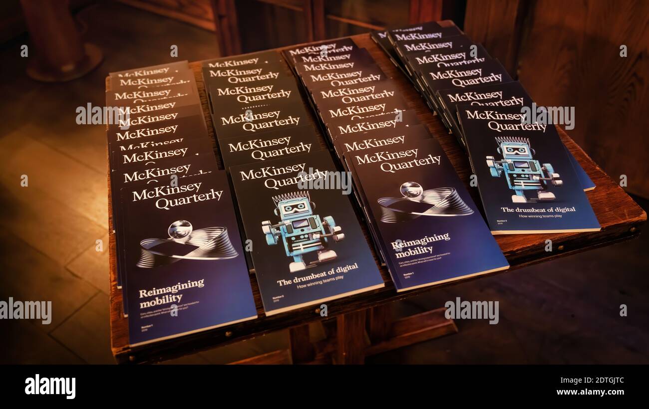 Istanbul, Turquie - février 2020 : les magazines McKinsey Quarterly sur un bureau lors d'un événement de recrutement par McKinsey and Company. McKinsey Quarterly est Mcki Banque D'Images