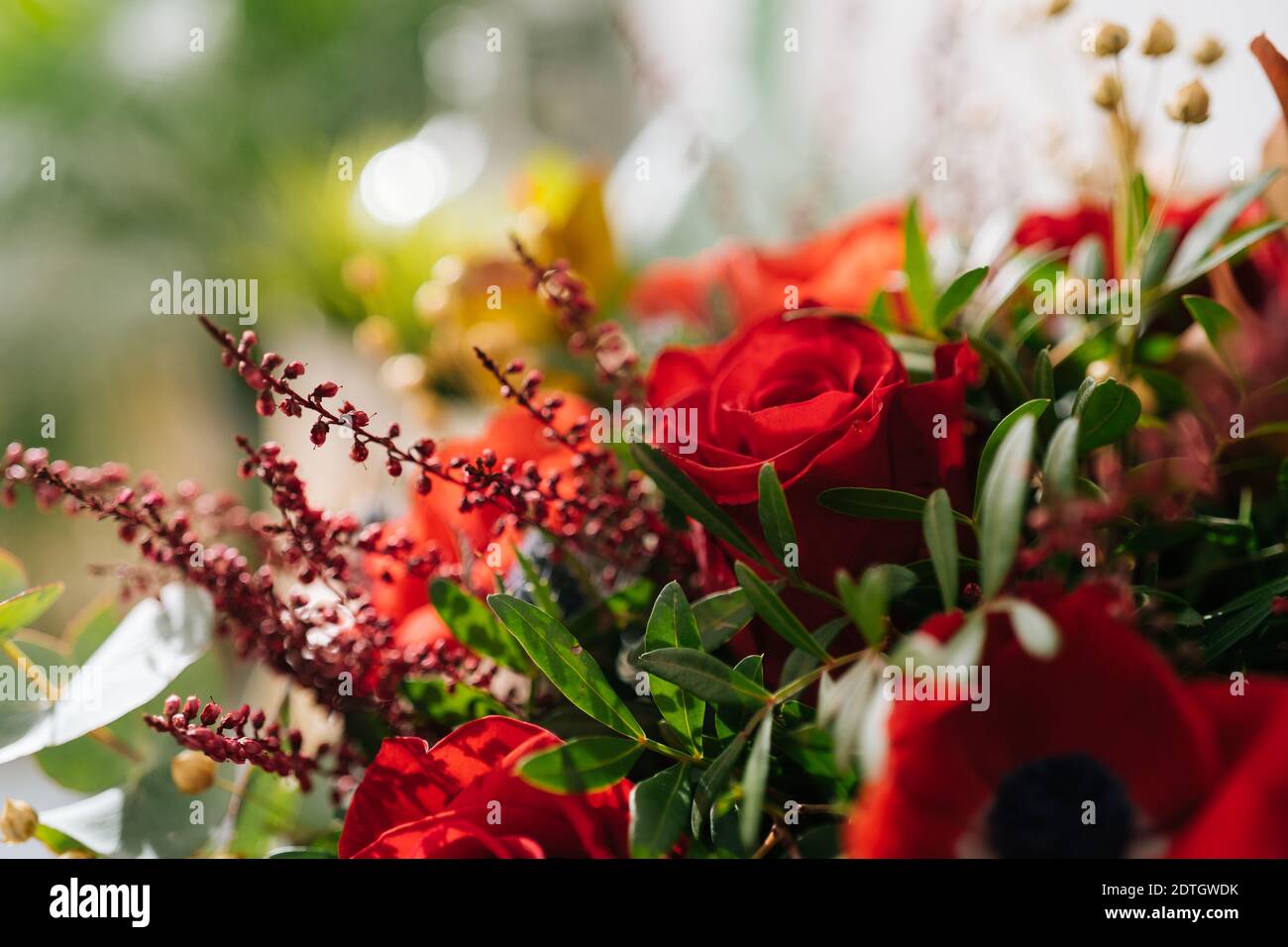 Fond floral, texture. Bouquet rouge, arrangement de fleurs par fleuriste avec roses rouges, coquelicots et feuilles d'eucalyptus gros plan, macro Banque D'Images