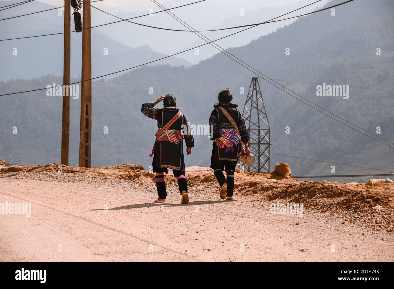 Des femmes de la tribu Hmong portant leurs vêtements traditionnels tout en marchant vers Lao Cai Village à sa pa, Vietnam Banque D'Images