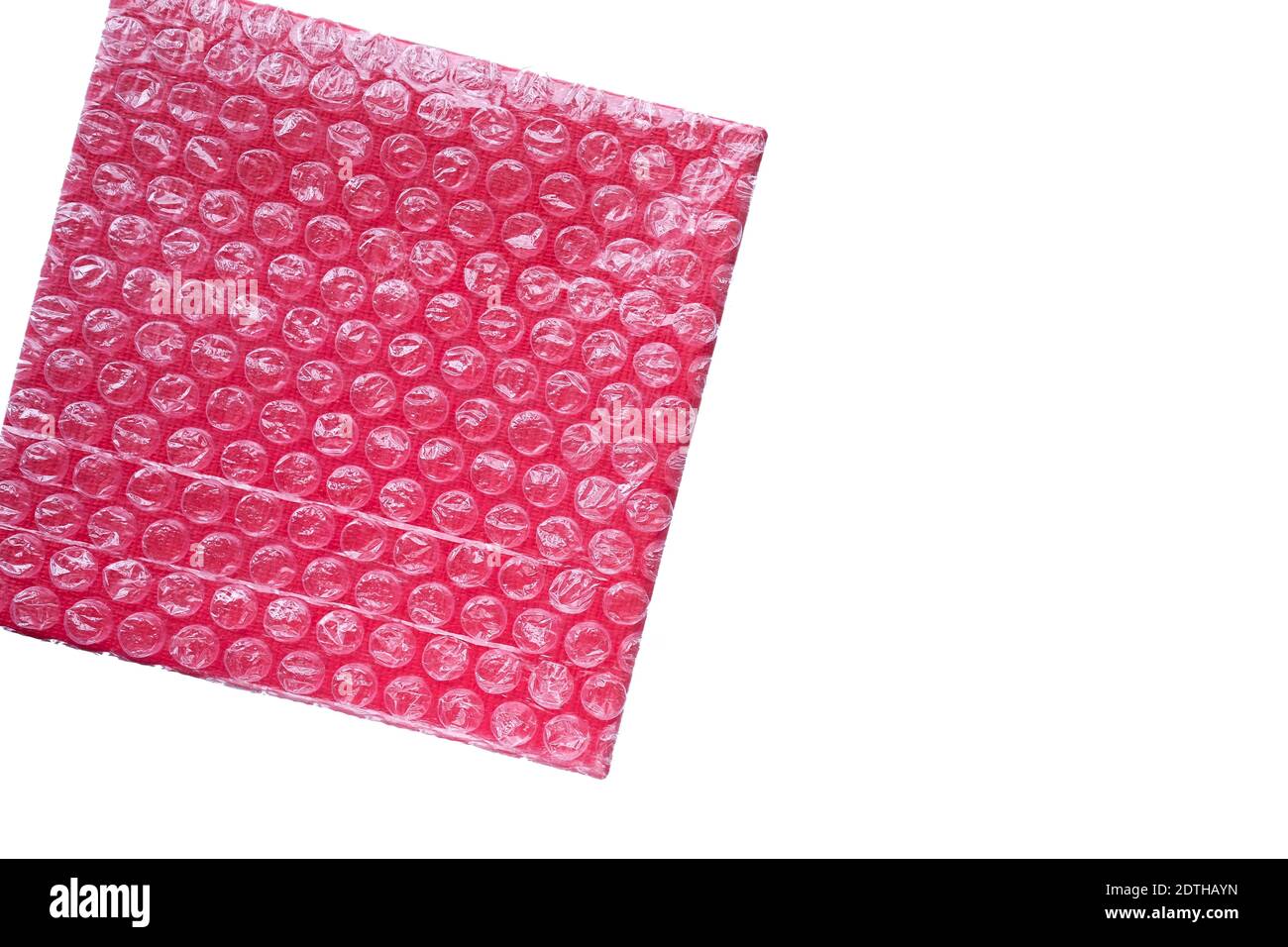 La boîte rouge est enveloppée dans un sac transparent contenant des bulles d'air. Banque D'Images