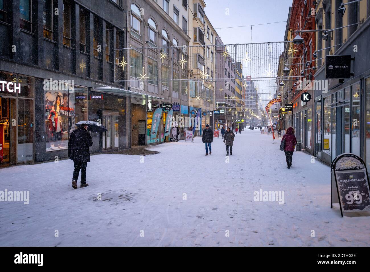 Oslo, Norvège - rue de ville couverte de neige avec décorations de Noël Banque D'Images