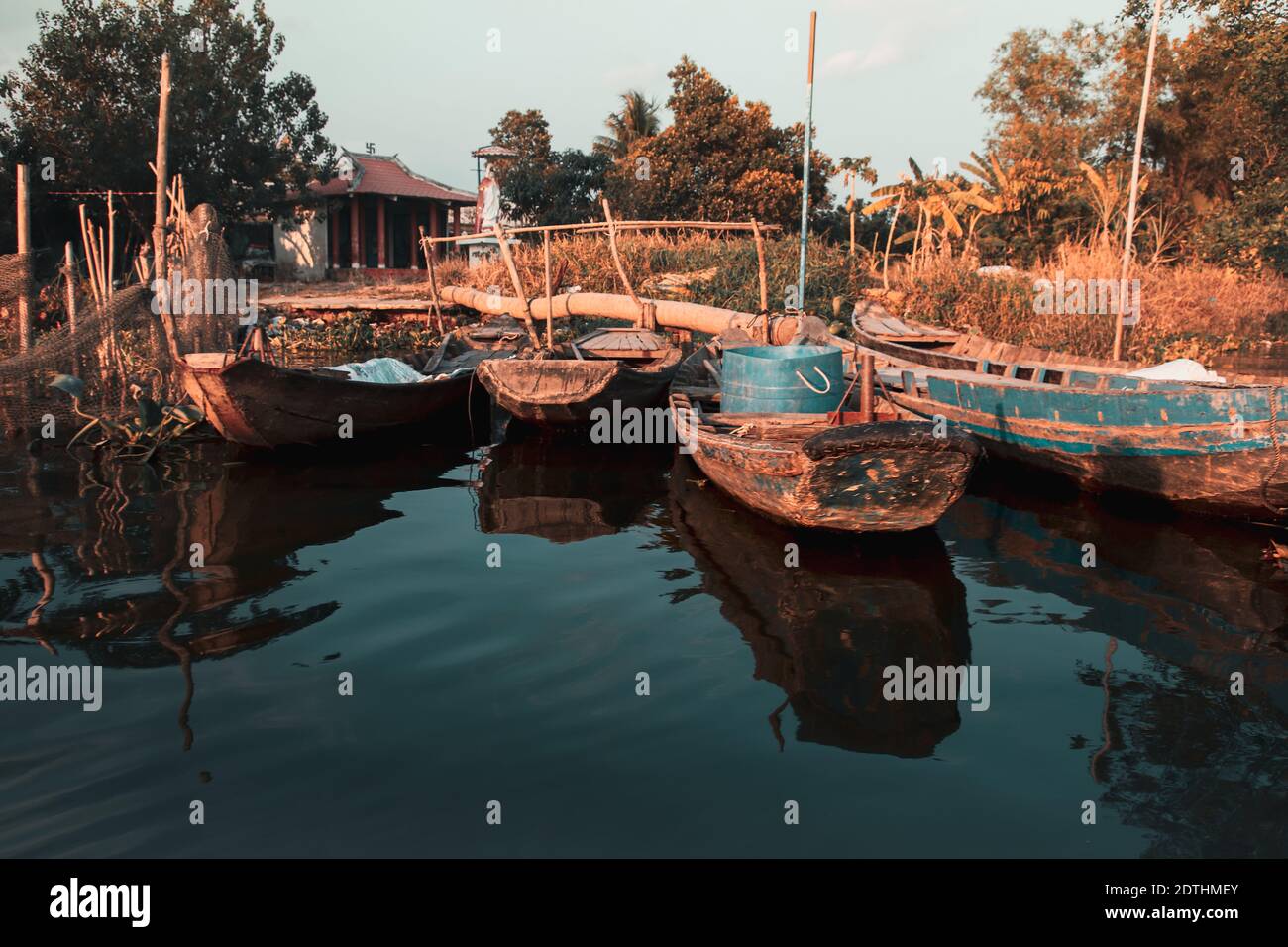 Des bateaux en bois amarrés sur le bord de la rivière à Ben tre, dans le delta du Mékong au Vietnam Banque D'Images