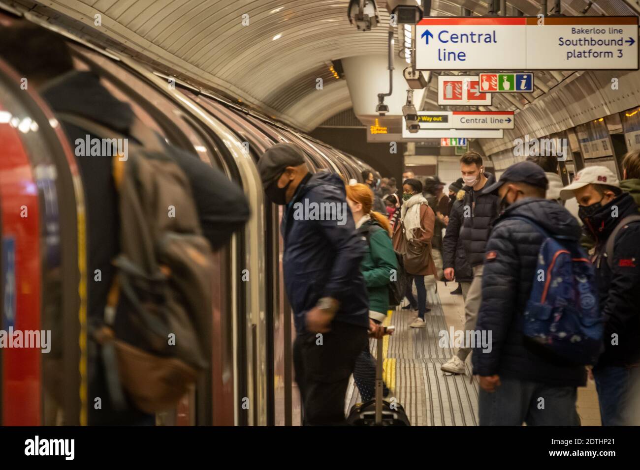 Londres - 21 décembre 2020 : personnes portant des revêtements de visage Covid 19 sur le métro de Londres Banque D'Images