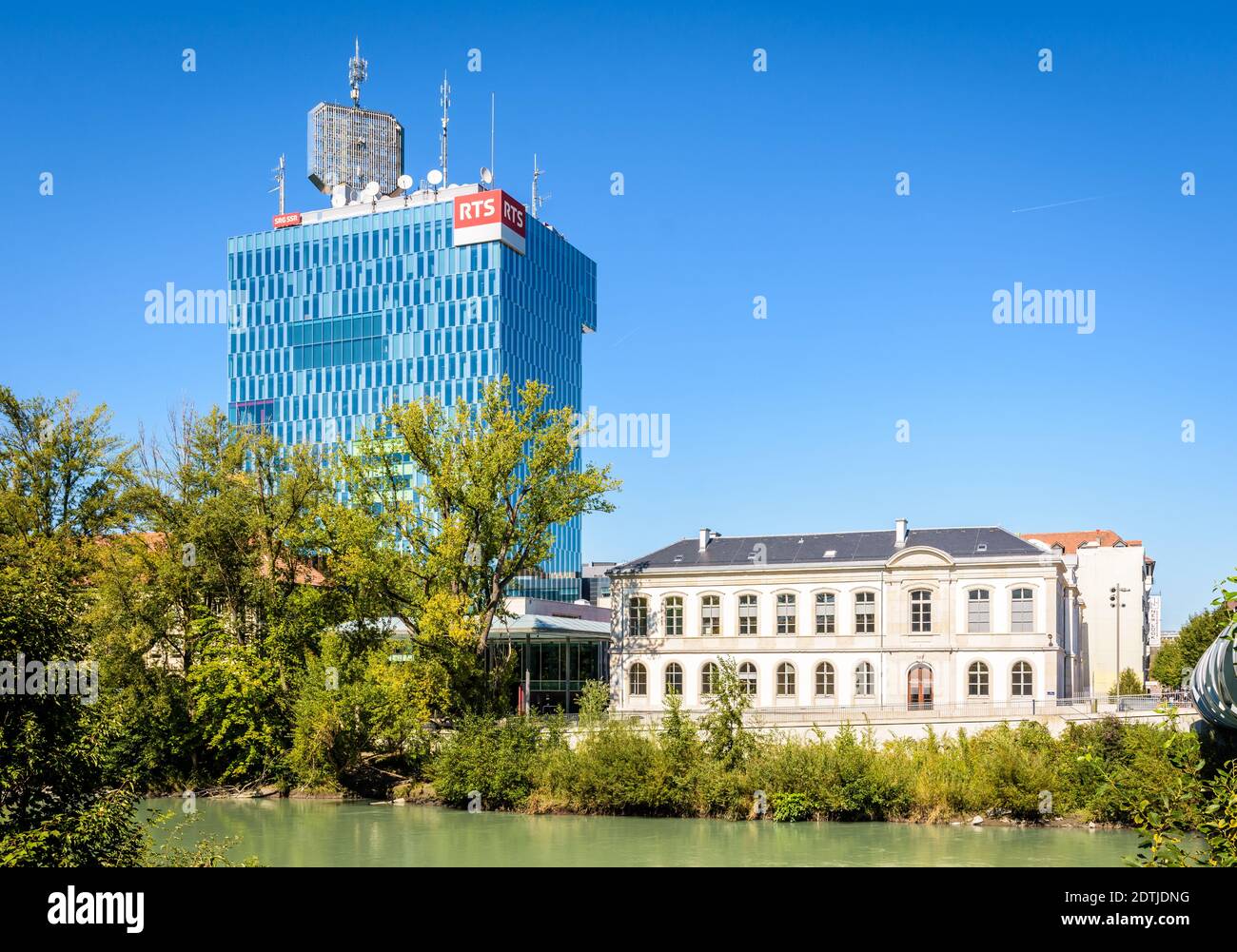 La tour du RTS (radio Television Suisse) sur les rives de l'Arve à Genève. Banque D'Images
