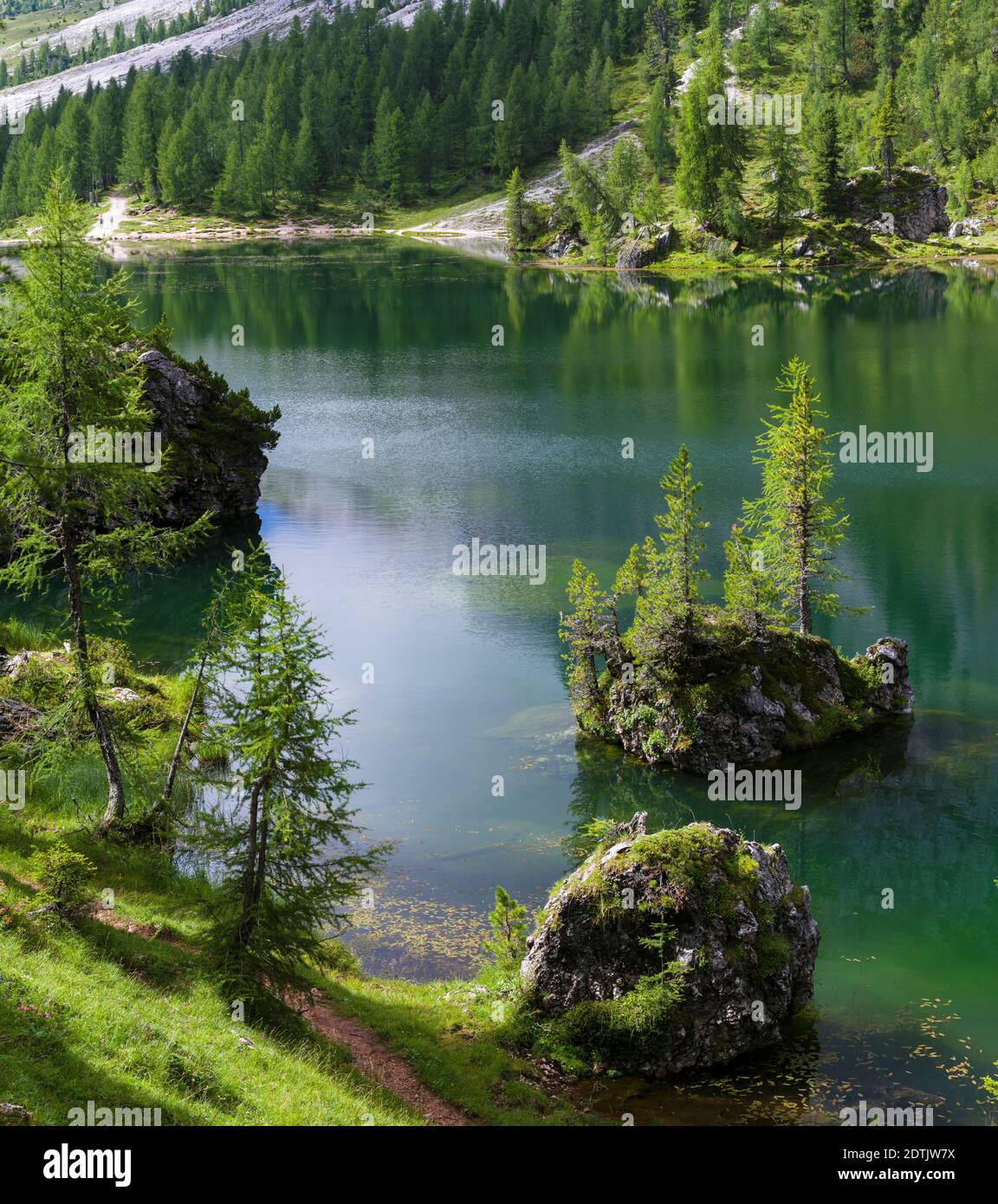 Lago de Federa à Croda da Lago dans les Dolomites de la Vénétie près de Cortina d'Ampezzo. Partie du patrimoine mondial de l'UNESCO. Europe, Europe centrale, Ital Banque D'Images