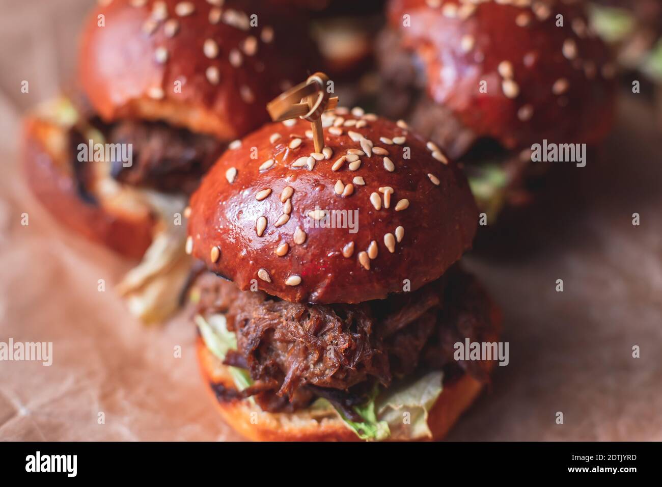 Burger Mini Burgers Collations Sur Une Table En Bois Avec Papier Artisanal Magnifiquement Decore Restauration Table De Banquet Sur La Fete D Anniversaire De Noel D Entreprise Meme Photo Stock Alamy