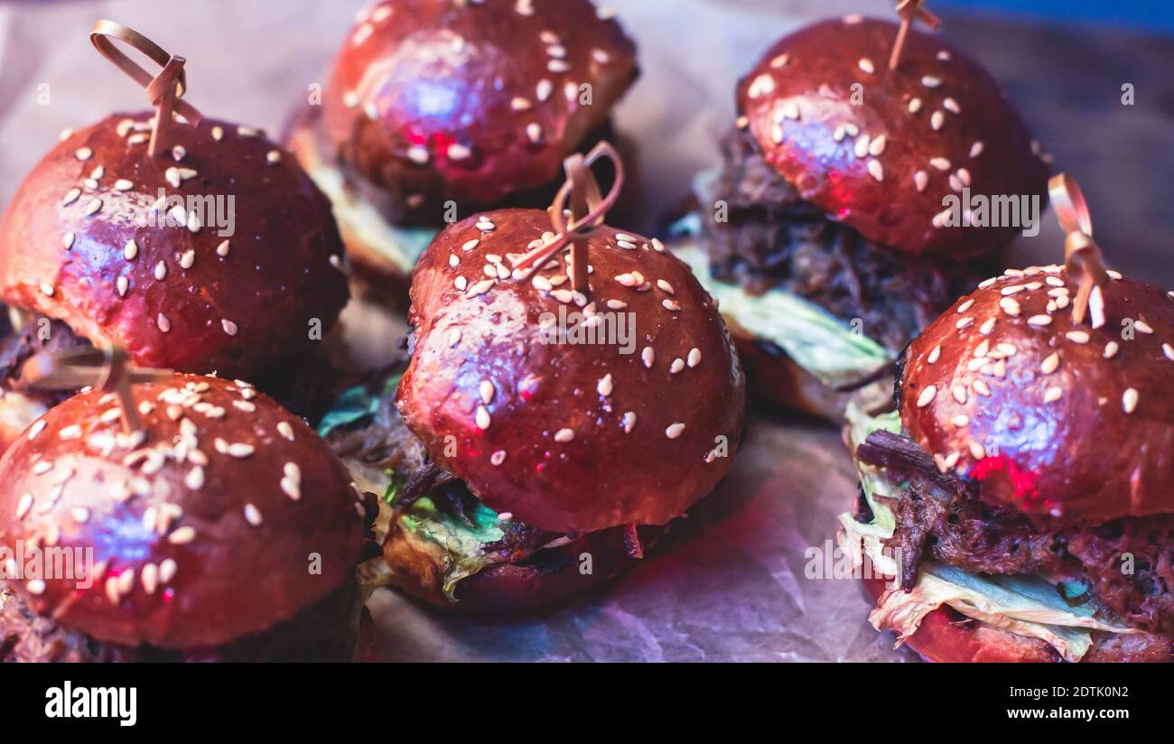 Burger Mini Burgers Collations Sur Une Table En Bois Avec Papier Artisanal Magnifiquement Decore Restauration Table De Banquet Sur La Fete D Anniversaire De Noel D Entreprise Meme Photo Stock Alamy