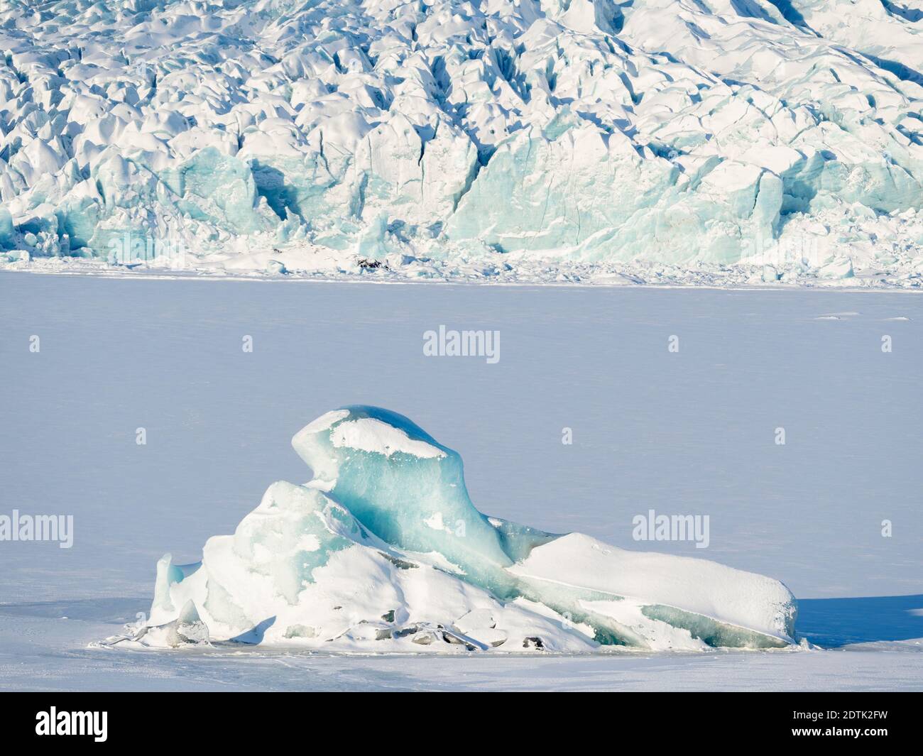 Glacier Fjallsjoekull et lac glaciaire gelé Fjallsarlon dans le parc national de Vatnajokull en hiver. Europe, Europe du Nord, Islande, février Banque D'Images