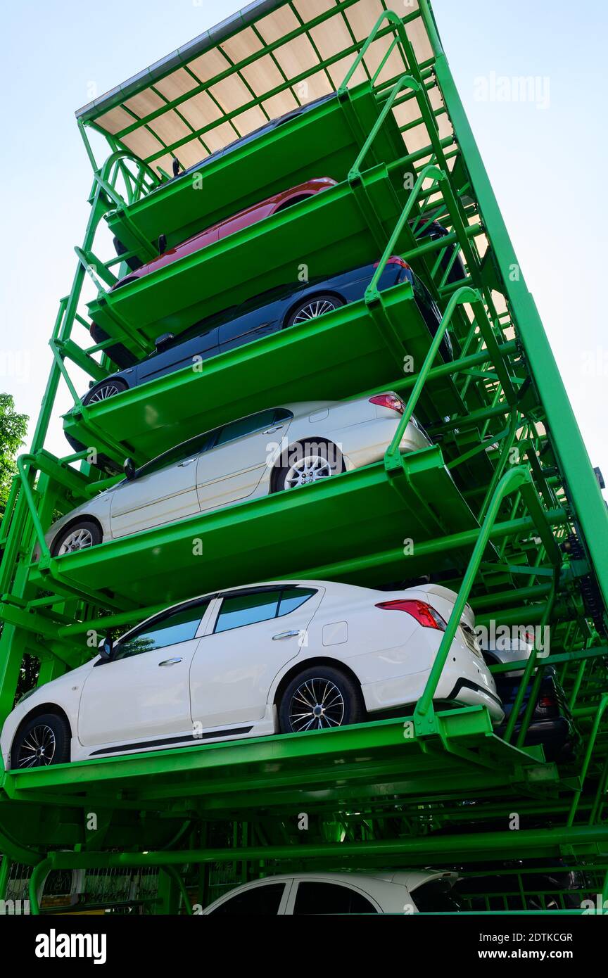 Parking sur plusieurs étages avec système de parking par ascenseur Banque D'Images