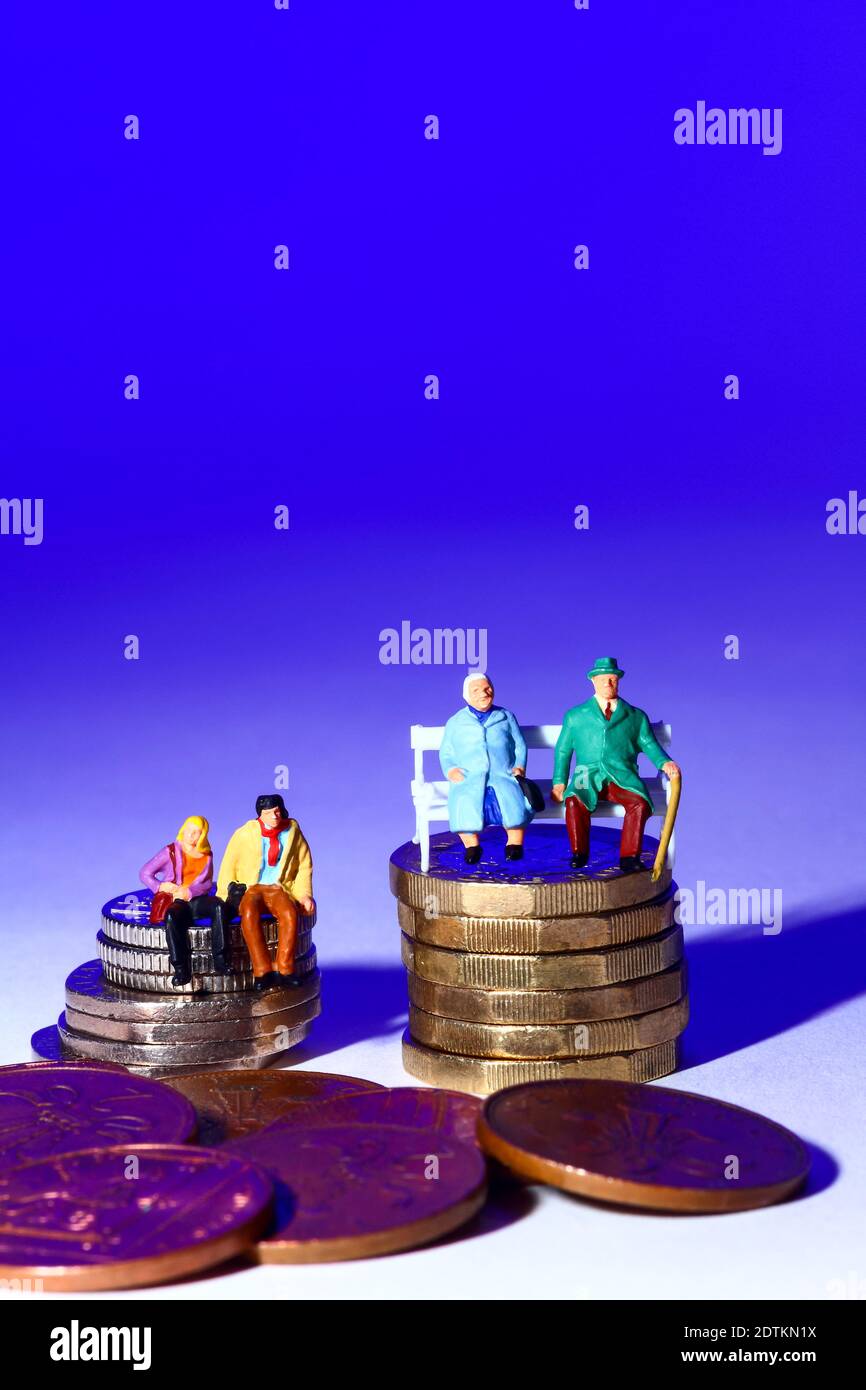 Image conceptuelle de la miniature une figure couples assis sur des pièces de monnaie isolé sur fond bleu Banque D'Images