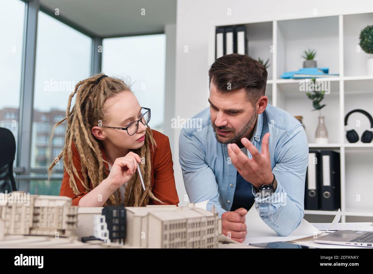 Des designers haut-qualifiés et créatifs travaillant avec une maquette de bâtiments futurs Banque D'Images