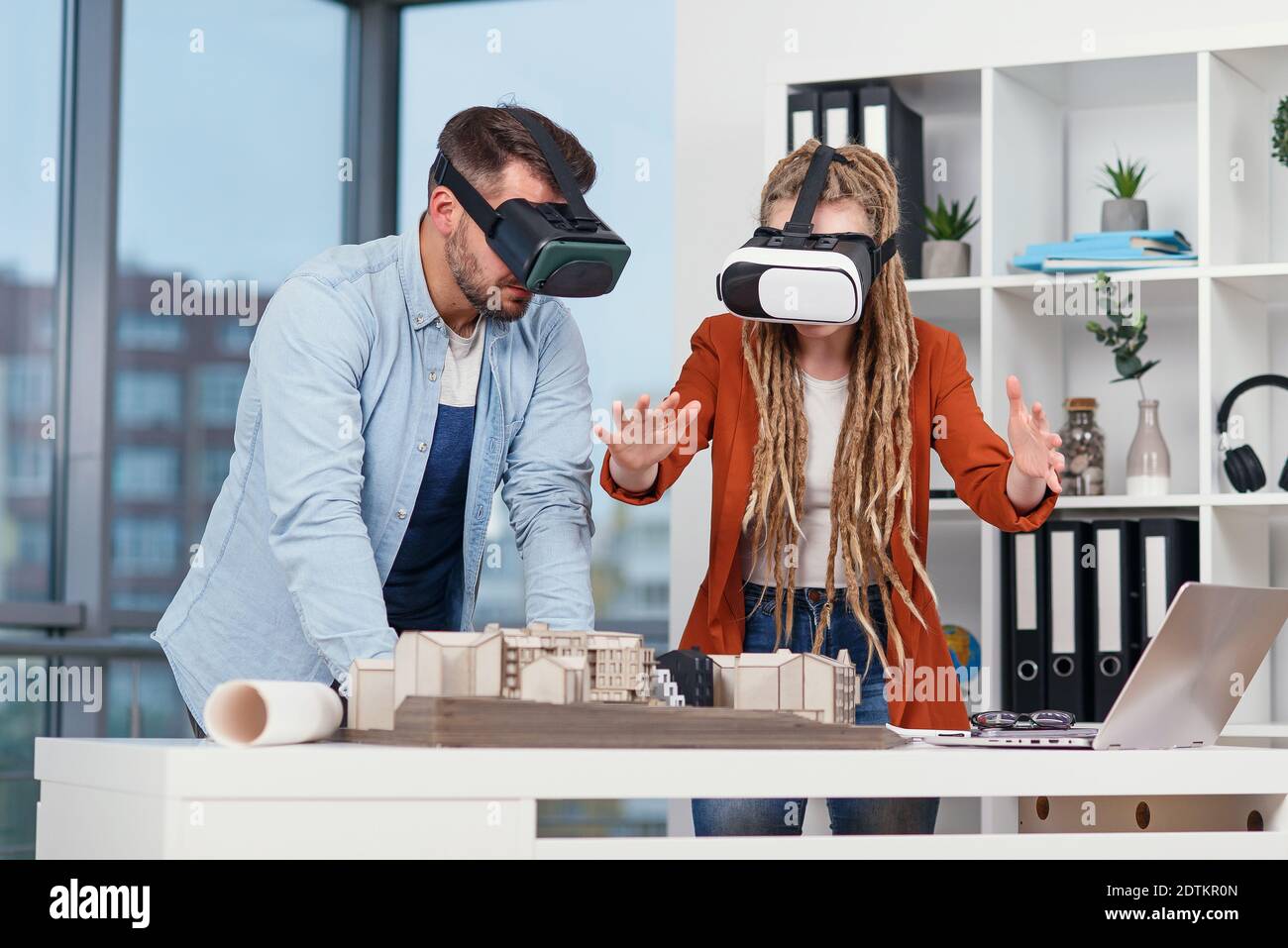 Architecte professionnel travaillant au bureau et le port d'un casque VR, il est l'affichage d'une interface de réalité virtuelle Banque D'Images