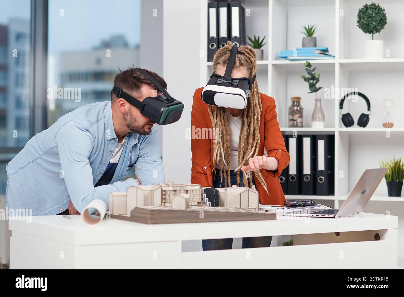 Architecte professionnel travaillant au bureau et le port d'un casque VR, il est l'affichage d'une interface de réalité virtuelle Banque D'Images