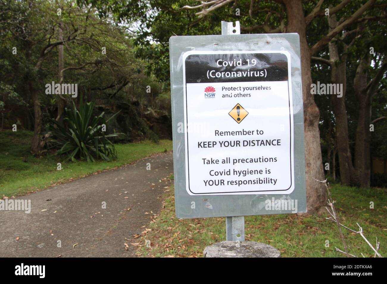Sydney, Australie. 22 décembre 2020. Les signes favorisent la prise de distance sociale autour de Sydney, à mesure que de nouvelles épidémies de Covid-19 (coronavirus) frappent les plages du nord de la ville. Photo : panneau à Nielsen Park, Vaucluse. Credit: Richard Milnes/Alamy Live News Banque D'Images
