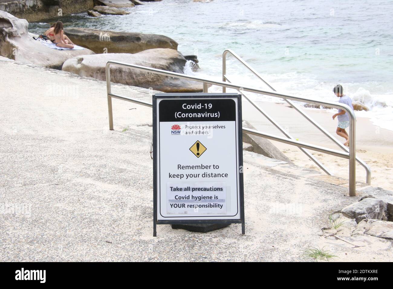 Sydney, Australie. 22 décembre 2020. Les signes favorisent la prise de distance sociale autour de Sydney, à mesure que de nouvelles épidémies de Covid-19 (coronavirus) frappent les plages du nord de la ville. Photo : panneau à Shark Beach, Vaucluse. Credit: Richard Milnes/Alamy Live News Banque D'Images
