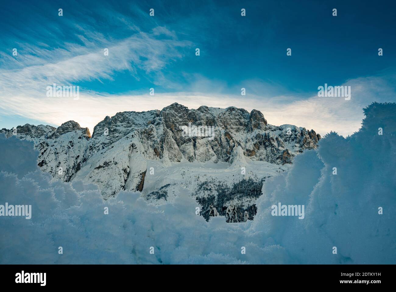 Vue panoramique sur la face nord du mont Jod di Montasio recouvert de neige en hiver Banque D'Images