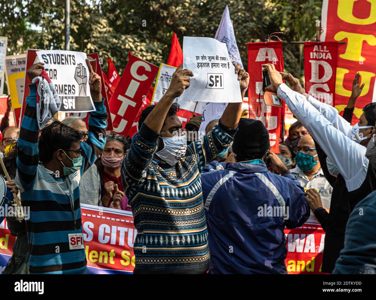 les étudiants de l'université protestent à jantar mantar, ils protestent contre la nouvelle loi agricole en inde. Banque D'Images