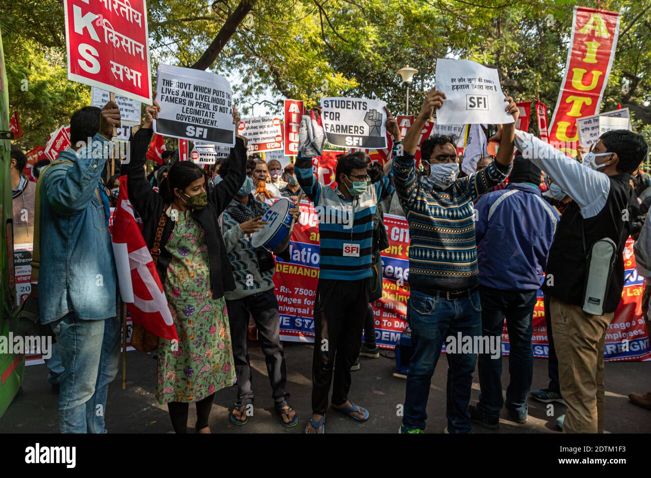 les étudiants de l'université protestent à jantar mantar, ils protestent contre la nouvelle loi agricole en inde. Banque D'Images