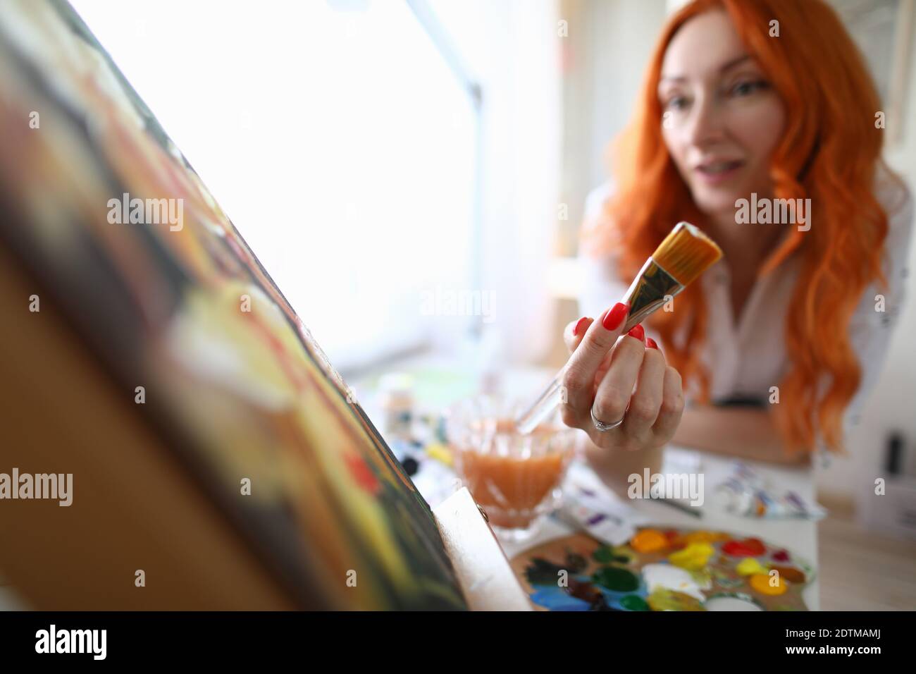 Joli peintre en studio Banque D'Images