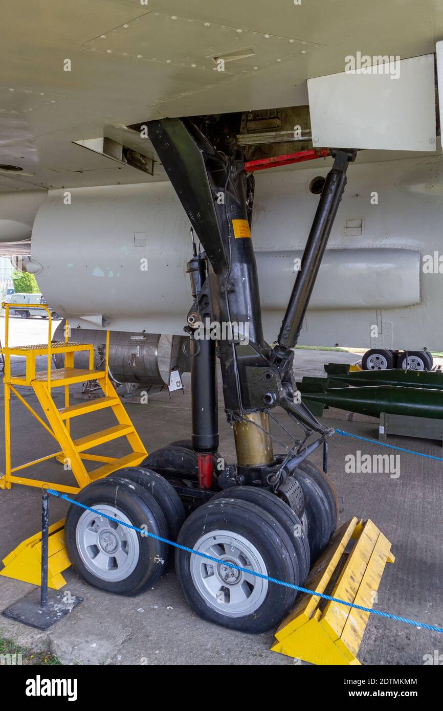 Détail montrant le sous-transport d'un bombardier AVRO Vulcan B.2 (XM594), Newark Air Museum, près de Newark-on-Trent, dans le Nottinghamshire, Royaume-Uni. Banque D'Images