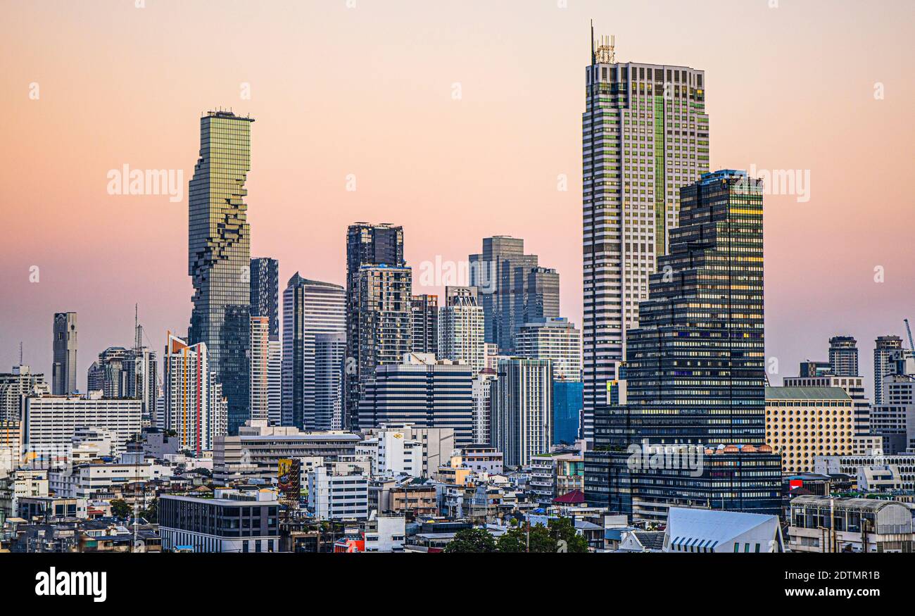 Thaïlande, ville de Bangkok, ligne d'horizon du district de Bangrak depuis le centre <icon Siam, MahaNakhon Skyscraper Banque D'Images
