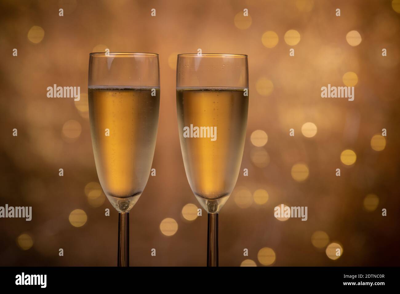 Verres de champagne sur fond clignotant de bokeh de vacances, verres avec vin mousseux, fête, fête Banque D'Images