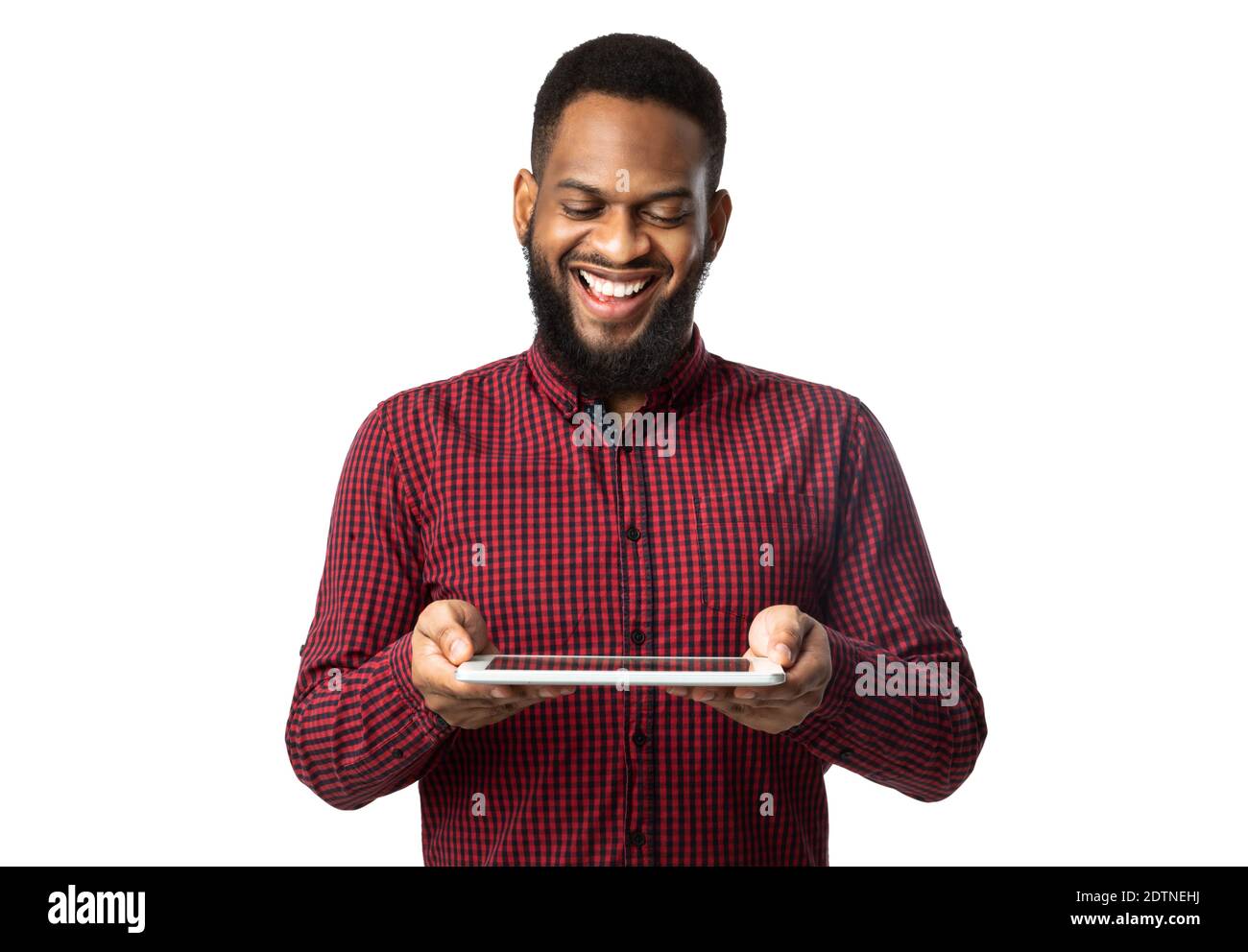 Joyeux homme africain tenant une tablette numérique debout sur fond blanc Banque D'Images