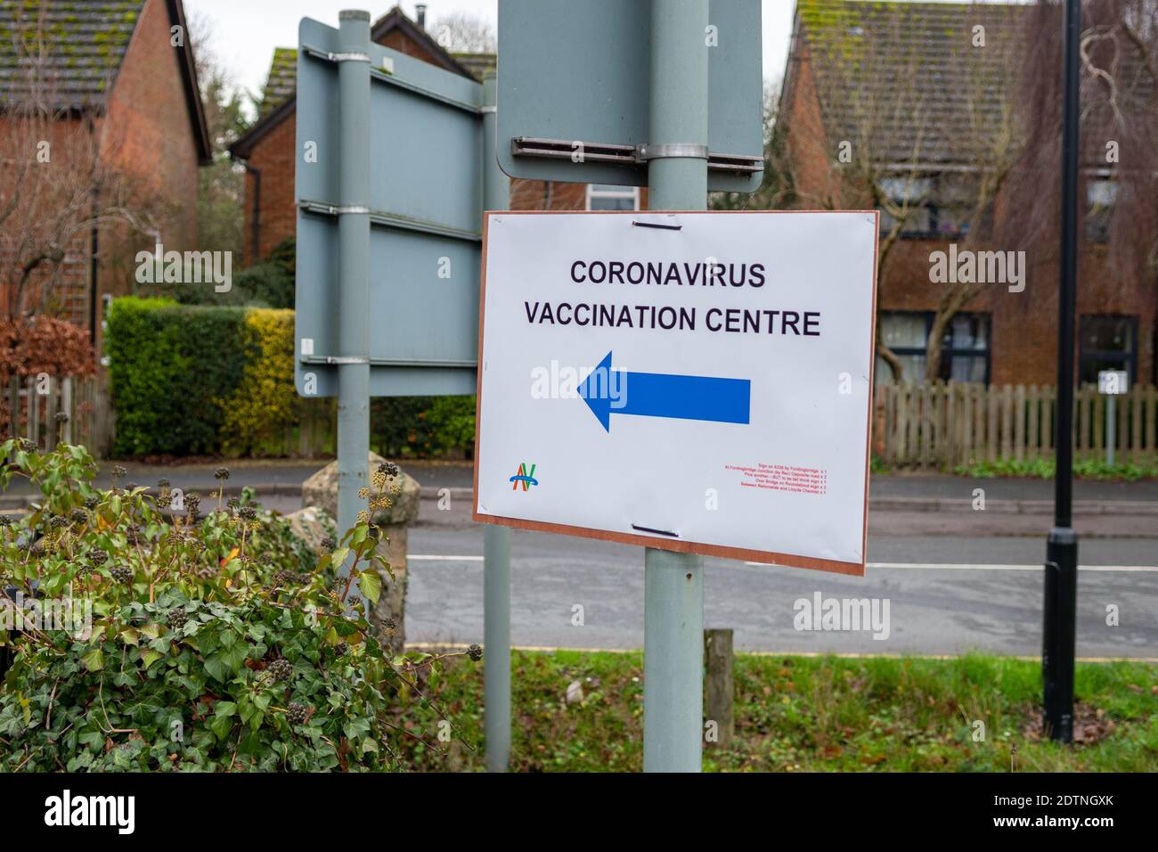 Fordingbridge, New Forest, Hampshire, Angleterre, Royaume-Uni, 22 décembre 2020, temps : un jour gris mais doux après le solstice d'hiver. Un panneau au centre local de vaccination contre le coronavirus indique un avenir meilleur. Crédit : Paul Biggins/Alamy Live News Banque D'Images