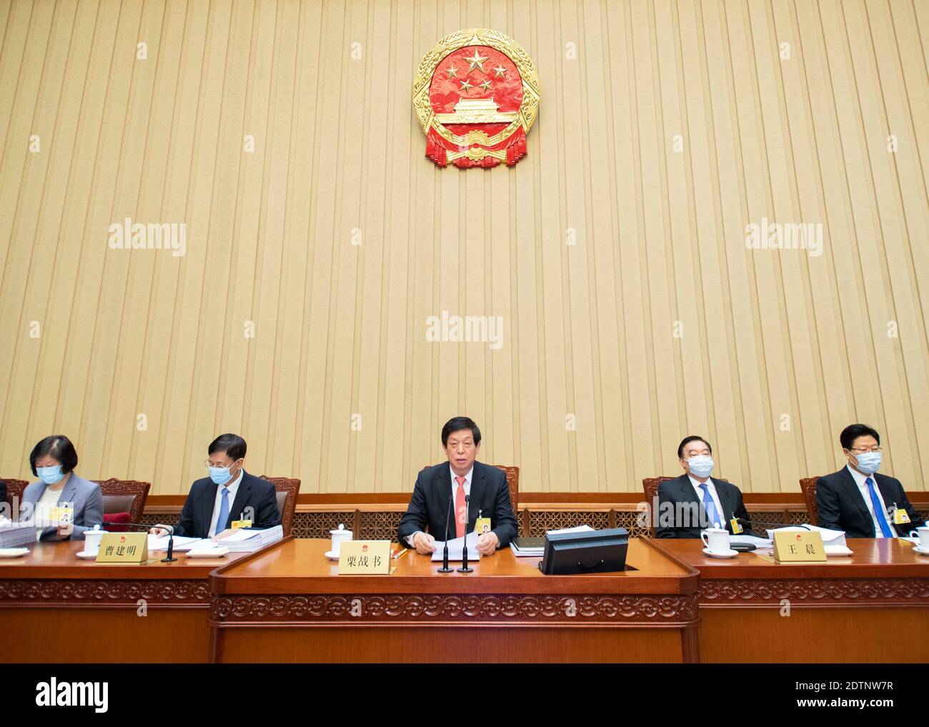Pékin, Chine. 22 décembre 2020. Li Zhanshu, président du Comité permanent du Congrès national du peuple (CNP), préside une séance plénière de la 24e session du Comité permanent du CNP à Beijing, capitale de la Chine, le 22 décembre 2020. Crédit: Li Tao/Xinhua/Alay Live News Banque D'Images