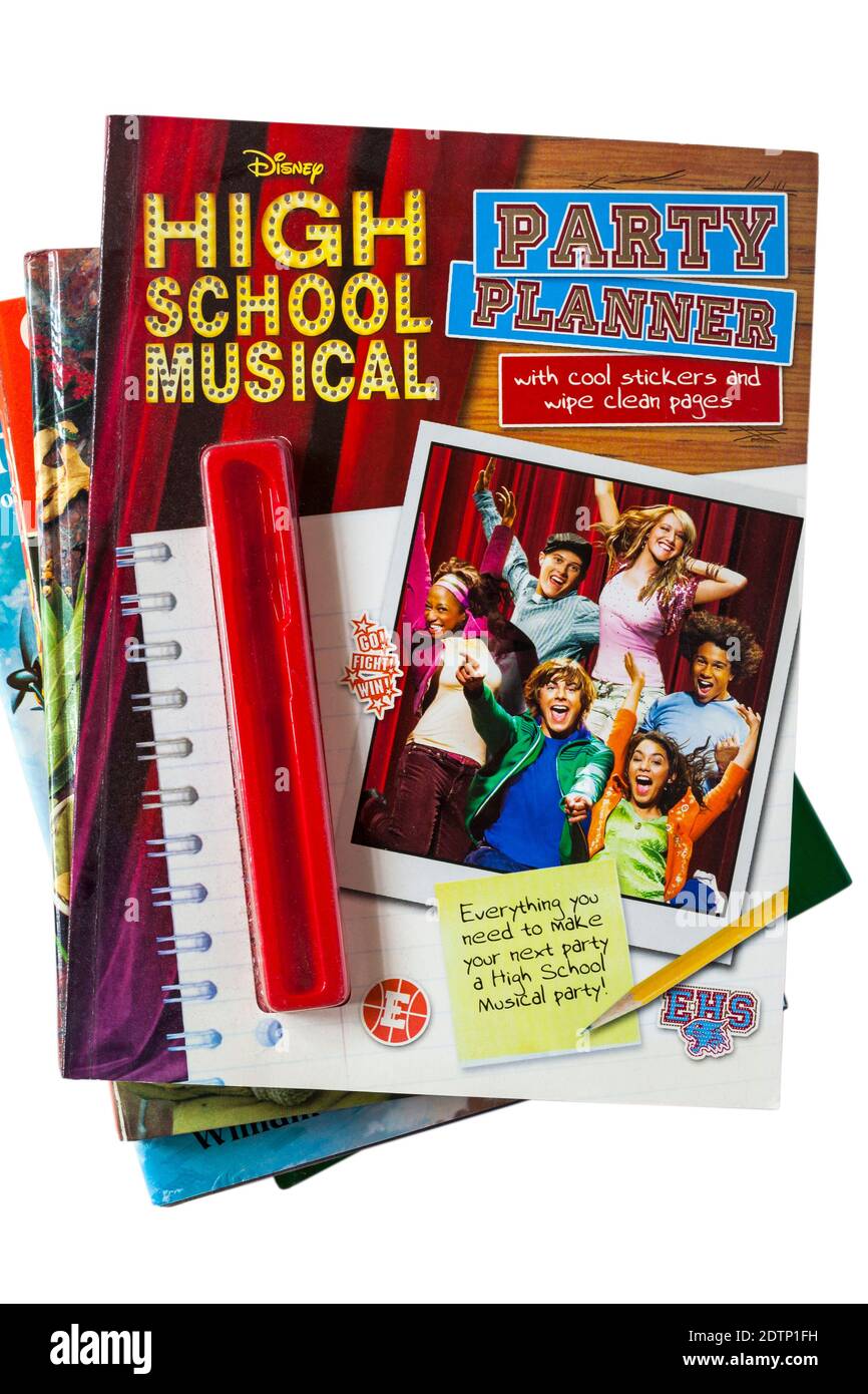 Pile de livres avec le livre musical de Disney High School, planificateur de fête avec des autocollants cool et de nettoyer les pages, sur le dessus de l'ensemble sur fond blanc Banque D'Images