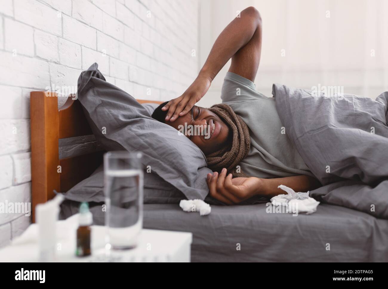Malade Guy ayant de graves maux de tête couché dans le lit à la maison Banque D'Images