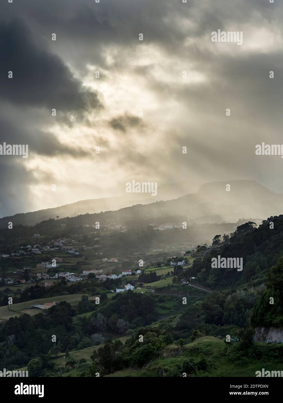 Paysage sur la côte sud près de Ribeira Seca. L'île de Sao Jorge, une île des Açores (Ilahas dos Acores) dans l'océan Atlantique. Les Açores le sont Banque D'Images