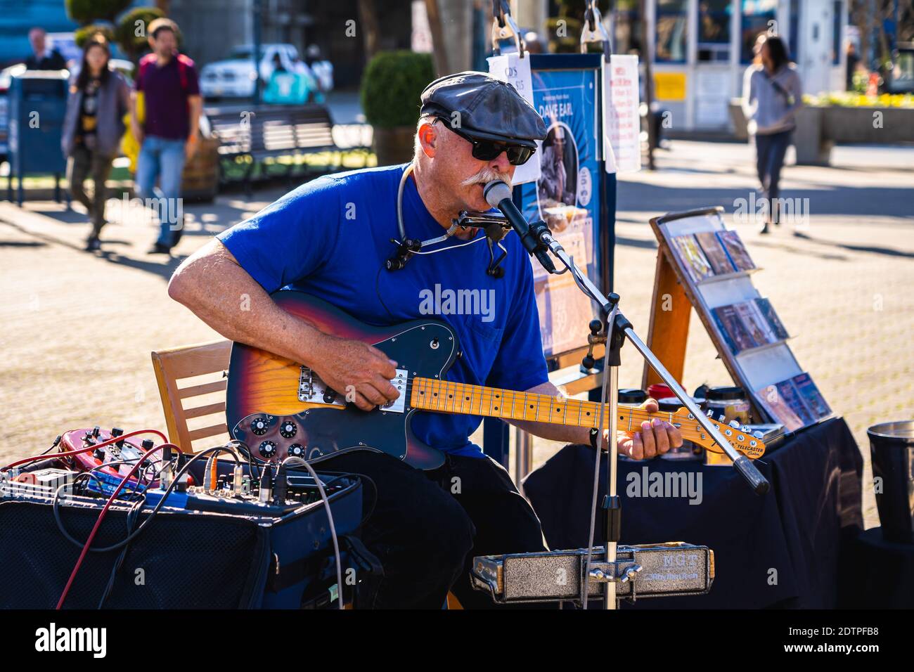 Dave Earl, musicien de blues de rue, se présentant à l'entrée plaza de Pier 39. Banque D'Images