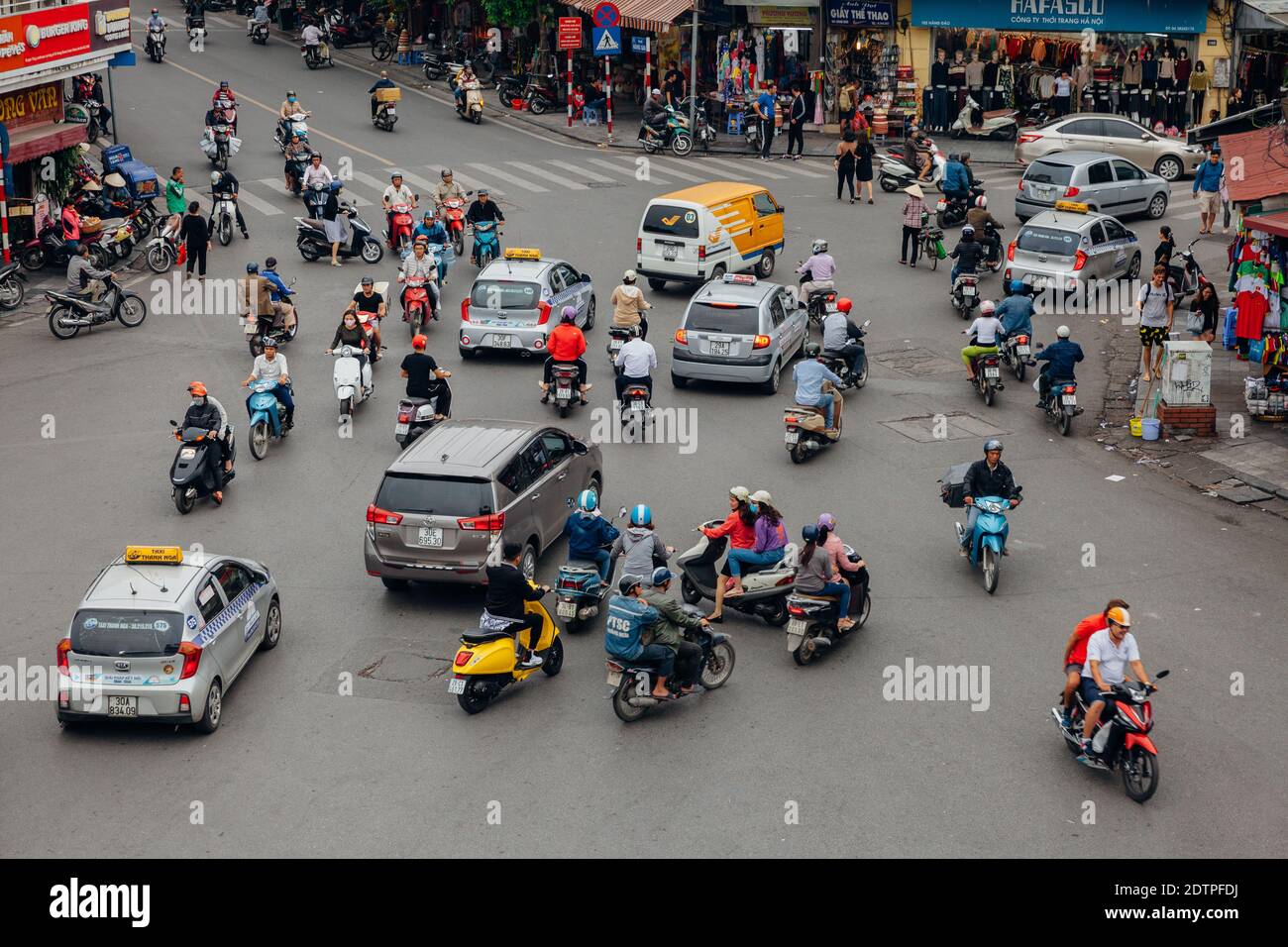 Hanoï, Vietnam - 16 octobre 2018 : vue d'un trafic chaotique célèbre sur la place Dong Kinh Nghia Thuc dans le vieux quartier de Hanoï. Banque D'Images