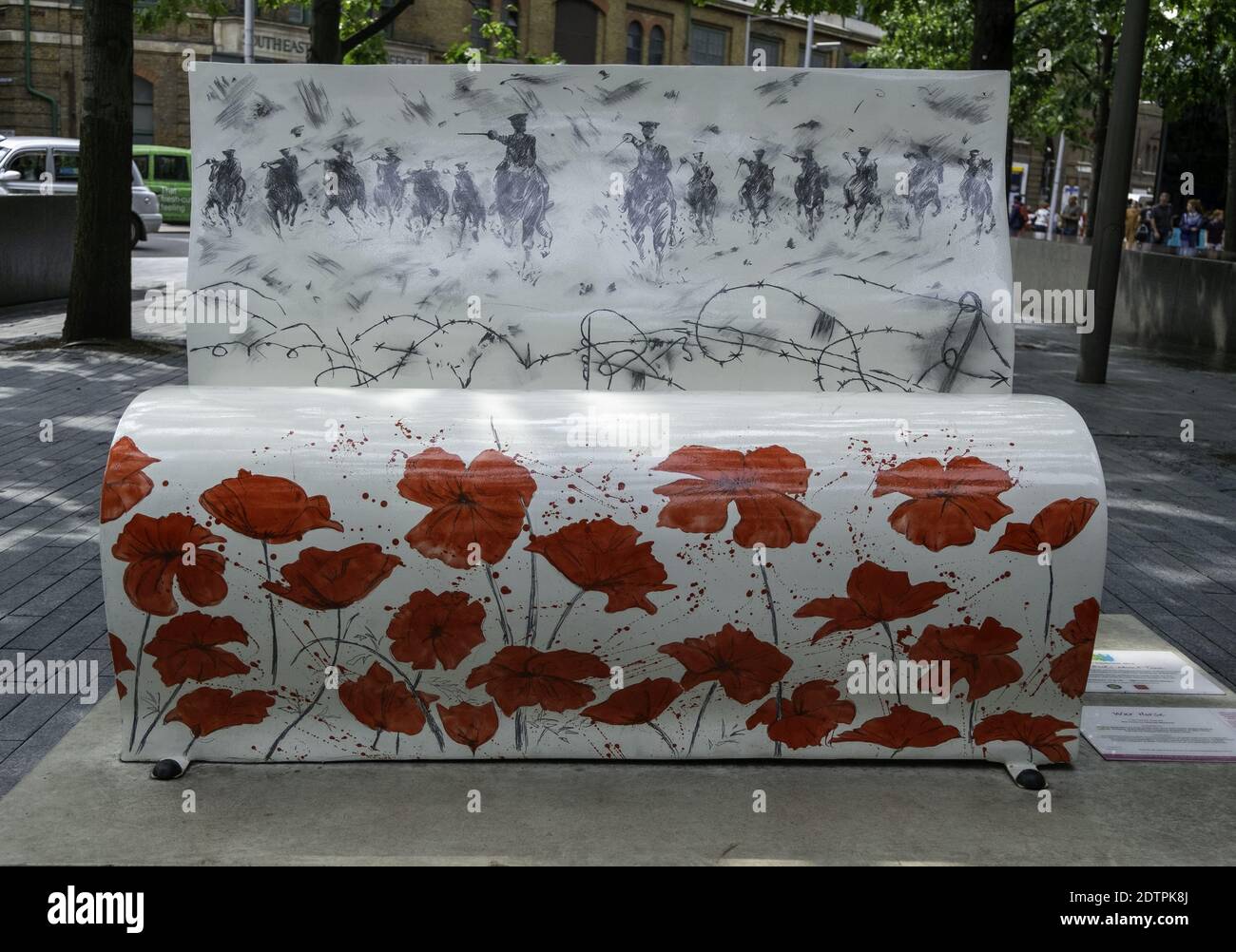 LONDRES, ROYAUME-UNI - 27 août 2014: Bancs sur des thèmes de livre qui ont été placés autour de Londres. Celui-ci présente le livre War Horse de Michael Morpurgo Banque D'Images