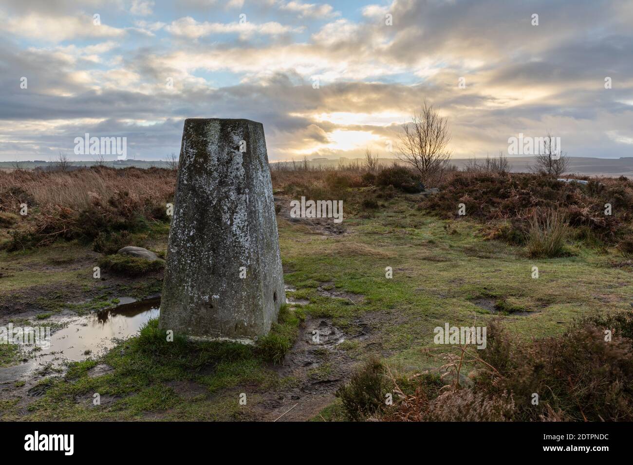 Ordnance Survey Trig point Birchen Edge (TP1376, pilier avec support encastré S2154) - Baslow, Derbyshire Dales, Peak District, Derbyshire, Angleterre, Royaume-Uni Banque D'Images