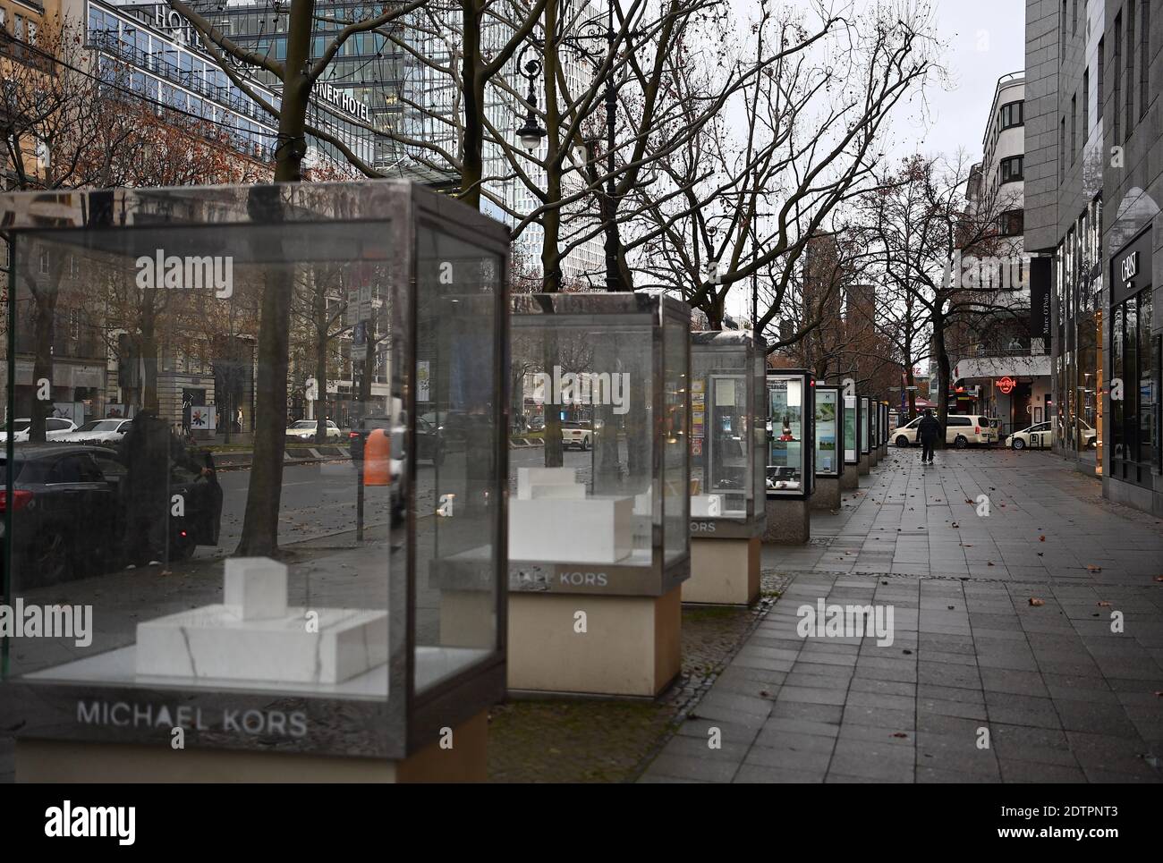 Berlin, Allemagne. 22 décembre 2020. Un trottoir sur Kurfürstendamm est presque déserté. Seuls quelques passants sont en chemin le long de la rue commerçante par ailleurs populaire. L'Allemagne est dans un ferme confinement pour contenir la pandémie de Corona. Credit: Britta Pedersen/dpa-Zentralbild/dpa/Alay Live News Banque D'Images