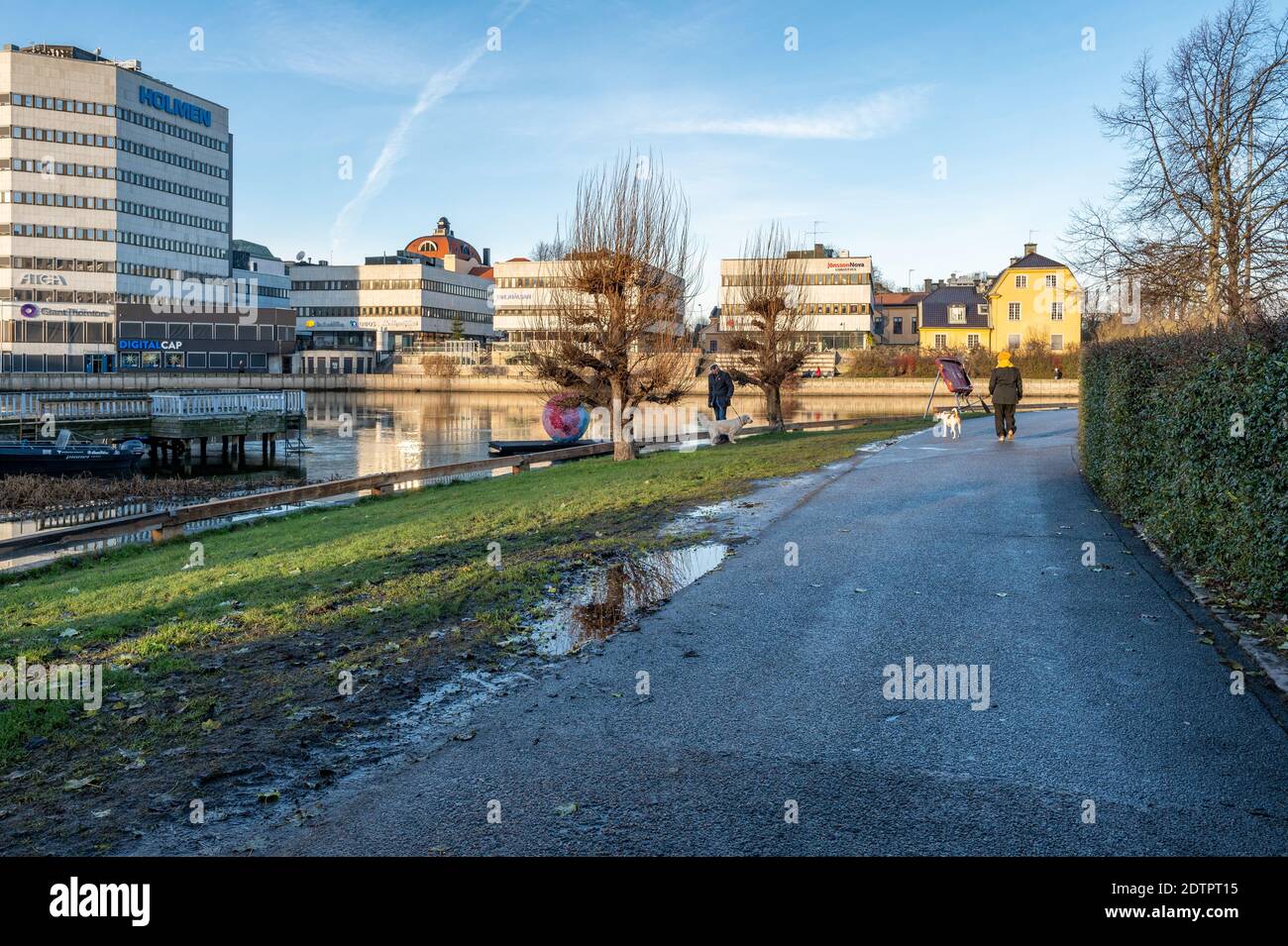 Lumière de décembre le long de la rivière Motala à Norrkoping. Norrkoping est une ville industrielle historique de Suède. Banque D'Images