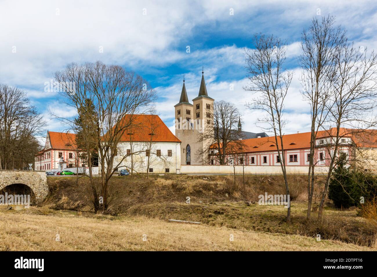 Milevsko, République tchèque - février 22 2020 : vue sur le monastère prémontrés du XIIe siècle et les tours de l'église de l'Annonciation de la Vierge Banque D'Images